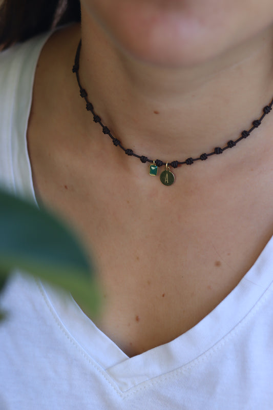 Collar nudos con inicial y mineral