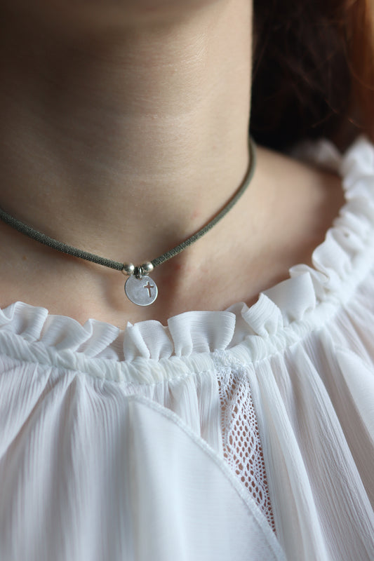 Collar chapa cruz